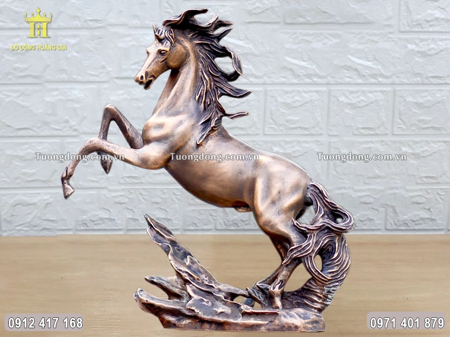 Bức tượng ngựa có chiều cao tổng thể 42Cm